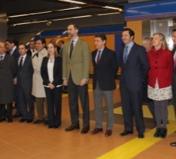 Fotografía de grupo de Su Alteza Real el Príncipe de Asturias junto con el presidente de la Comunidad de Madrid, la ministra de Fomento y las personal